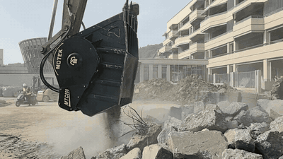 Cuchara trituradora MOTEK MTC200 procesando material en demolición, animación