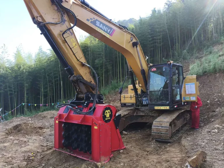 Cuchara cribadora MOTEK trabajando en una excavadora